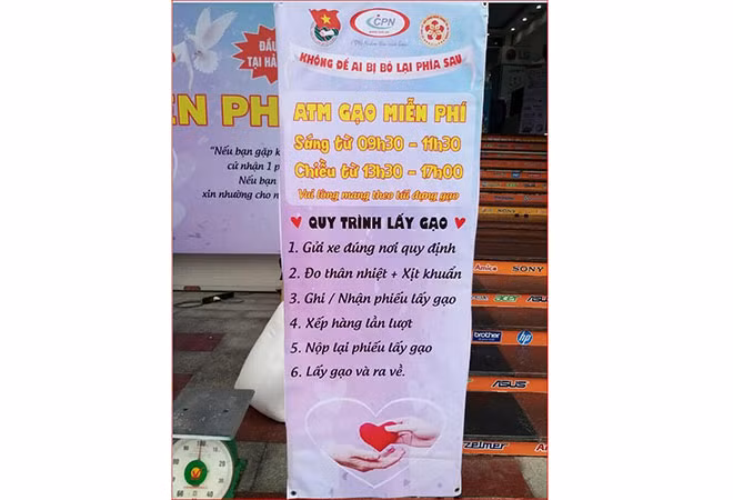 Người dân đến nhận gạo được hướng dẫn đảm bảo quy định phòng chống dịch bệnh. Người dân đến nhận gạo được hướng dẫn đảm bảo quy định phòng chống dịch bệnh.
