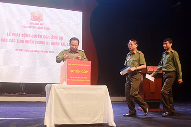 Trung tướng Mai Văn Hà cùng lãnh đạo Cục Truyền thông CAND quyên góp ủng hộ đồng bào các tỉnh miền Trung.