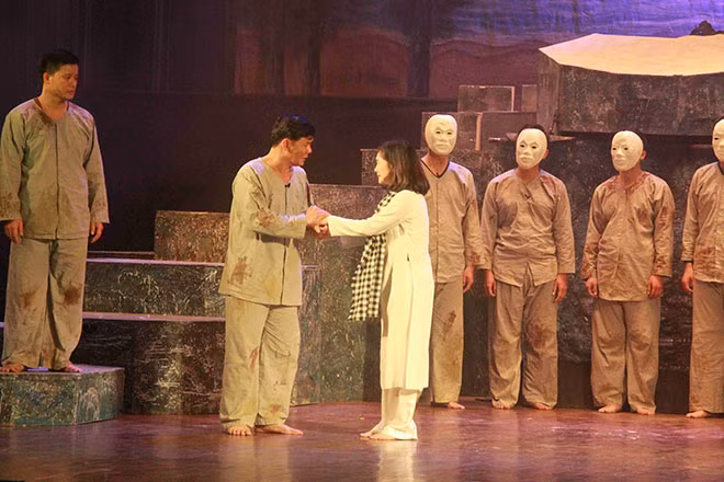Cảnh trong vở “Người tù trao áo” tối ngày 17-1 tại Nhà hát Âu Cơ, Hà Nội