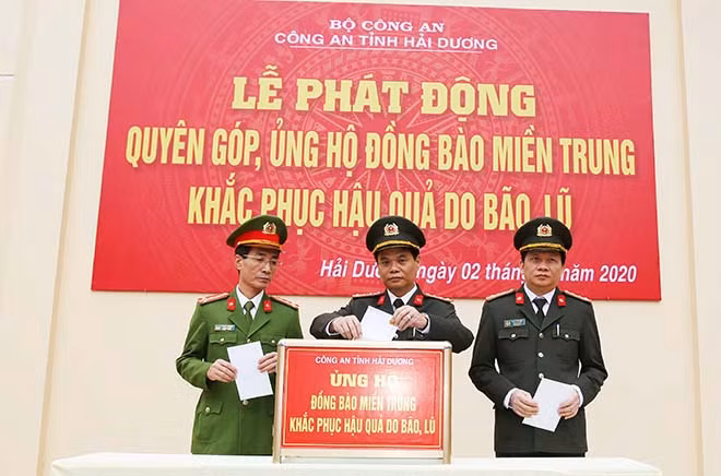 Lãnh đạo Công an tỉnh Hải Dương ủng hộ ủng hộ đồng bào miền Trung.