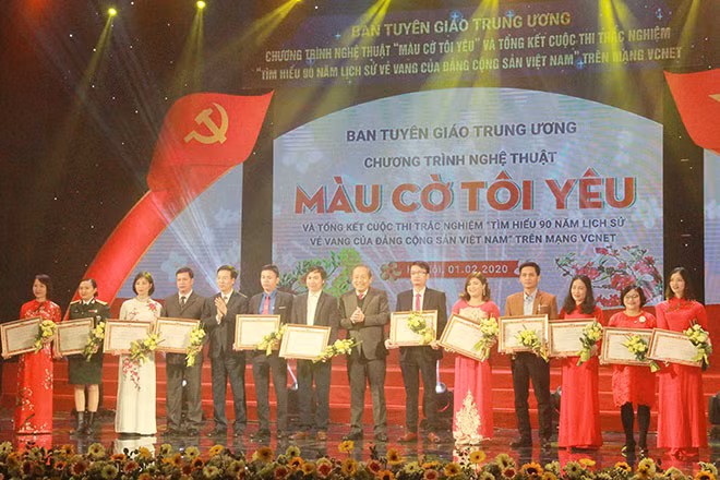 Đồng chí Võ Văn Thưởng, Ủy viên Bộ Chính trị, Bí thư Trung ương Đảng, Trưởng ban Tuyên giáo Trung ương; Trương Hòa Bình, Ủy viên Bộ Chính trị, Phó Thủ tướng thường trực Chính phủ trao bằng khen cho các cá nhân đạt giải cuộc thi.