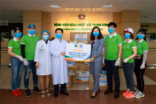 Tập đoàn CEO trao tặng khẩu trang y tế, bộ đồ bảo hộ cho Bệnh viện Nhiệt đới Trung ương Tập đoàn CEO trao tặng khẩu trang y tế, bộ đồ bảo hộ cho Bệnh viện Nhiệt đới Trung ương