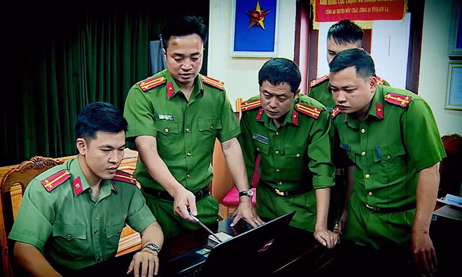 Đồng chí Mai Hoàng chỉ đạo tổ công tác kế hoạch phá án.