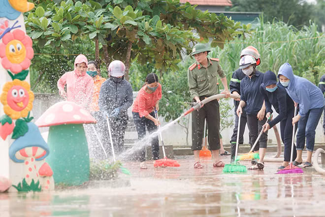 Dọn dẹp bùn non...