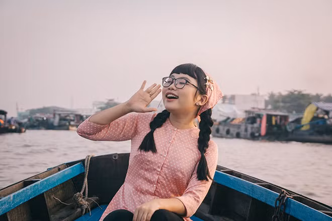 Phương Mỹ Chi trong MV “Đường về quê”.
