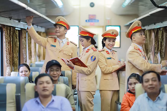 Cảnh sát Giao thông tận tụy vì bình yên những chuyến tàu, xe trong dịp Tết. Cảnh sát Giao thông tận tụy vì bình yên những chuyến tàu, xe trong dịp Tết.