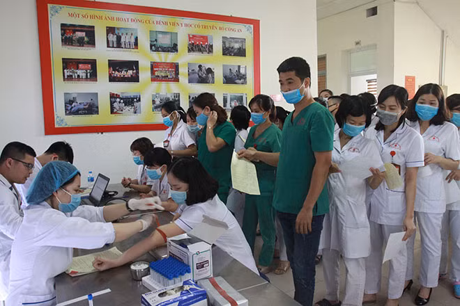 Đông đảo cán bộ, y bác sĩ bệnh viện hăng hái đăng ký tham gia hiến máu