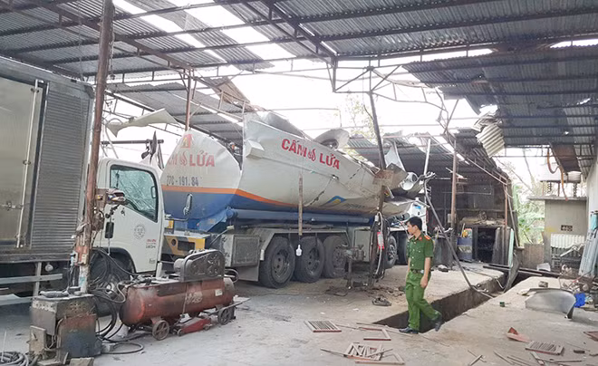 Phần bồn chứa xăng của chiếc xe bị vỡ thành nhiều mảnh.