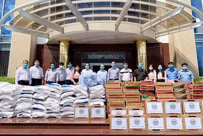Quà được tập kết về trụ sở Công ty sau đó phân phát về cho đại lý trao cho người bán vé số. Quà được tập kết về trụ sở Công ty sau đó phân phát về cho đại lý trao cho người bán vé số.