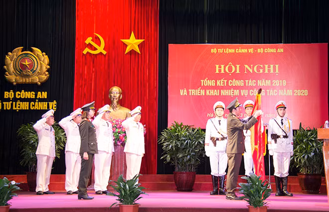 Thừa ủy quyền của Chủ tịch nước, Thứ trưởng Lương Tam Quang gắn và trao Bằng Huân chương Bảo vệ Tổ quốc hạng Nhì cho Phòng 6, Bộ Tư lệnh Cảnh vệ. Thừa ủy quyền của Chủ tịch nước, Thứ trưởng Lương Tam Quang gắn và trao Bằng Huân chương Bảo vệ Tổ quốc hạng Nhì cho Phòng 6, Bộ Tư lệnh Cảnh vệ.