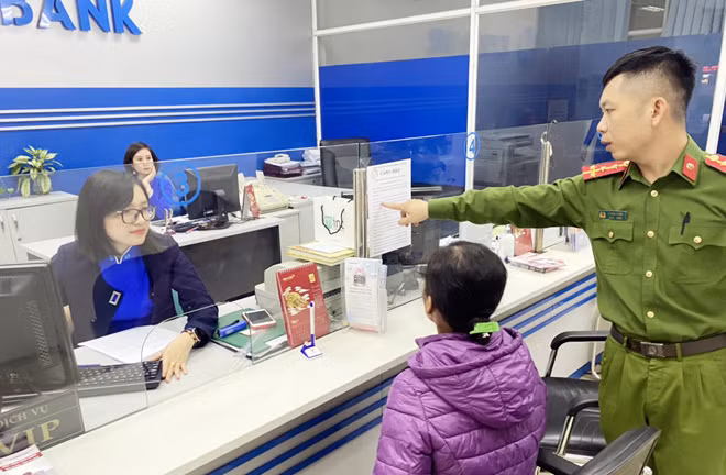Đại úy Lê Nam Cường giải thích cho bà Đ hiểu về thủ đoạn cũng như phương thức của đối tượng lừa đảo chiếm đoạt tài sản. Đại úy Lê Nam Cường giải thích cho bà Đ hiểu về thủ đoạn cũng như phương thức của đối tượng lừa đảo chiếm đoạt tài sản.