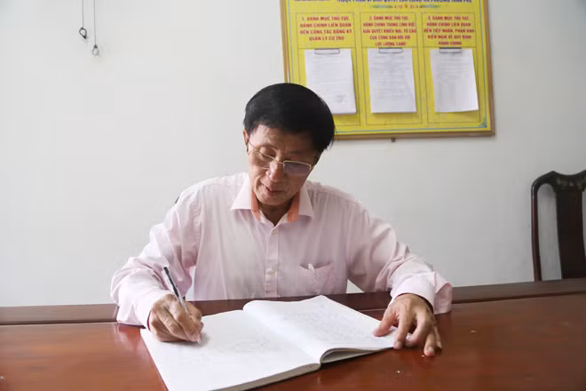 Bí thư chi bộ Hoàng Văn Hòa.