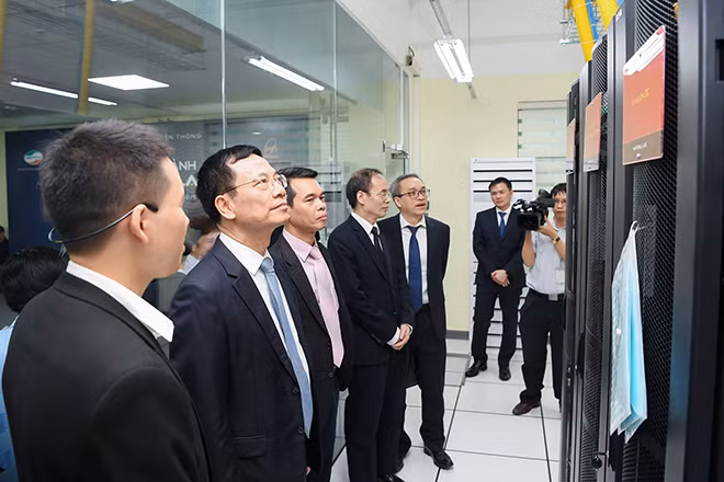 Bộ trưởng Bộ TTTT và đại diện Viettel, đại diện trường đi tham quan phòng Lab mạng di động thế hệ thứ 4 dành cho sinh viên.