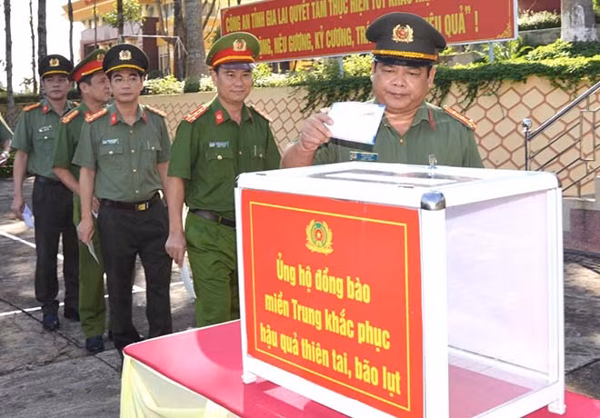 Các đồng chí lãnh đạo Công an tỉnh và lãnh đạo, các đơn vị thuộc Công an tỉnh ủng hộ đồng bào miền Trung.
