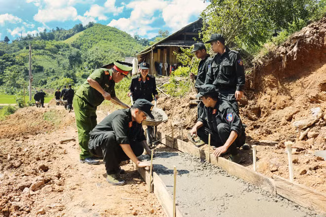 Lực lượng Công an giúp dân làm đường giao thông nông thôn.