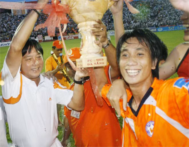 SHB Đà Nẵng từng có một thời huy hoàng với 2 chức vô địch V.League. SHB Đà Nẵng từng có một thời huy hoàng với 2 chức vô địch V.League.
