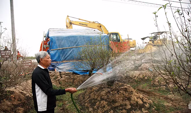 Người dân phun nước hy vọng cứu vãn tình thế.
