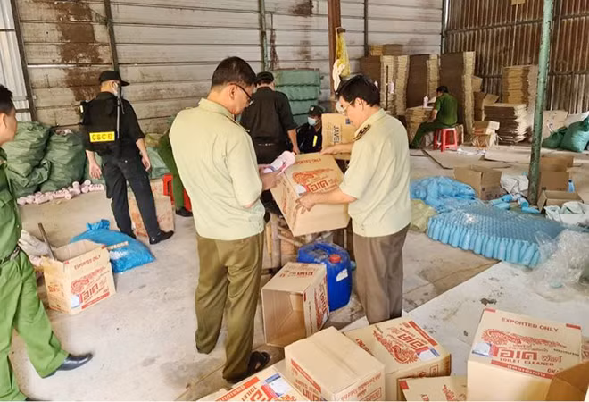 Cơ quan chức năng phát hiện kho hàng nước tẩy rửa giả mạo xuất xứ. Cơ quan chức năng phát hiện kho hàng nước tẩy rửa giả mạo xuất xứ.