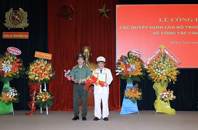 Thừa ủy quyền của Bộ trưởng Bộ Công an, Đại tá Vũ Hồng Văn, Giám đốc Công an tỉnh Đồng Nai đã trao quyết định của Bộ trưởng Bộ Công an cho Đại tá Lê Quang Nhân. Thừa ủy quyền của Bộ trưởng Bộ Công an, Đại tá Vũ Hồng Văn, Giám đốc Công an tỉnh Đồng Nai đã trao quyết định của Bộ trưởng Bộ Công an cho Đại tá Lê Quang Nhân.