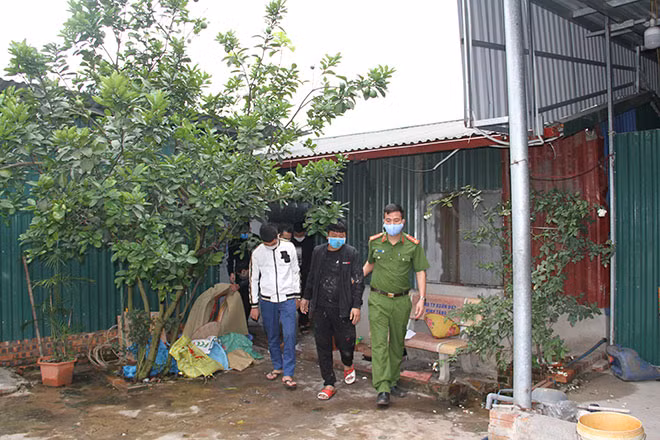 Các đối tượng và vật chứng thu giữ trong vụ đánh bạc do phòng Cảnh sát hình sự Công an tỉnh phối hợp triệt phá vào ngày 13/4/2020 tại thôn Ngọc Lịch, xã Trưng Trắc, huyện Văn Lâm.