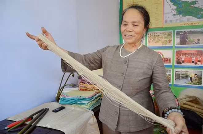 Nghệ nhân Phan Thị Thuận bên những sợi tơ sen (ảnh: Vũ Lành).