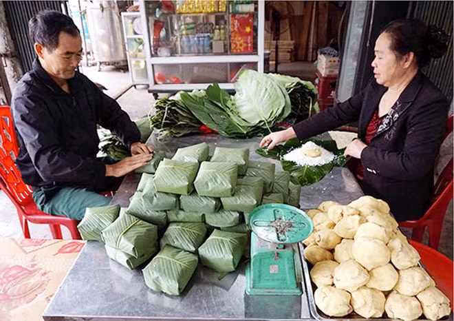 Ông Sỹ, bà Oanh gói bánh chưng Bờ đậu. Ông Sỹ, bà Oanh gói bánh chưng Bờ đậu.