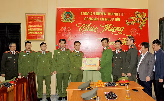 Thứ trưởng Nguyễn Duy Ngọc trao quà của Bộ Công an tặng Công an xã Ngọc Hồi.