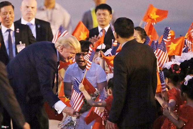 Chiều 11/11/2017, Tổng thống Mỹ Donald Trump đến Hà Nội, bắt đầu chuyến thăm chính thức Việt Nam, quốc gia Đông Nam Á đầu tiên chính thức đón Tổng thống Trump từ khi ông tiếp quản Nhà Trắng. Ảnh: Dương Minh Hoàng Chiều 11/11/2017, Tổng thống Mỹ Donald Trump đến Hà Nội, bắt đầu chuyến thăm chính thức Việt Nam, quốc gia Đông Nam Á đầu tiên chính thức đón Tổng thống Trump từ khi ông tiếp quản Nhà Trắng. Ảnh: Dương Minh Hoàng