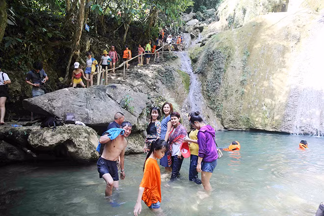 Khách du lịch nội địa tham quan thác Khuổi Nhi, tỉnh Tuyên Quang trước khi dịch COVID-19 tái bùng phát trở lại.