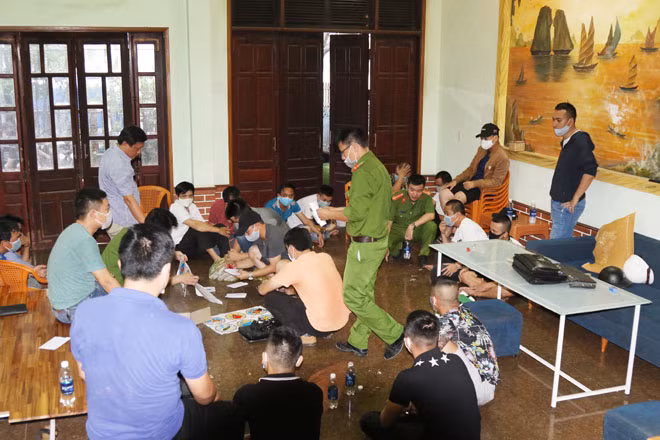 Hiện trường vụ đánh bạc tại xã Bảo Ninh, TP Đồng Hới.