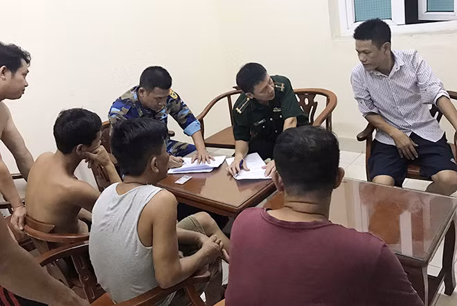Bộ đội Biên phòng tiếp nhận thông tin và kiểm tra sức khỏe cho các thuyền viên gặp nạn.