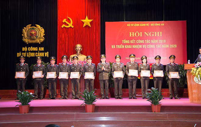 Trung tướng Phan Sơn Hà trao chứng nhận “Đơn vị văn hóa, gương mẫu chấp hành điều lệnh Công an nhân dân” cho các tập thể. Trung tướng Phan Sơn Hà trao chứng nhận “Đơn vị văn hóa, gương mẫu chấp hành điều lệnh Công an nhân dân” cho các tập thể.