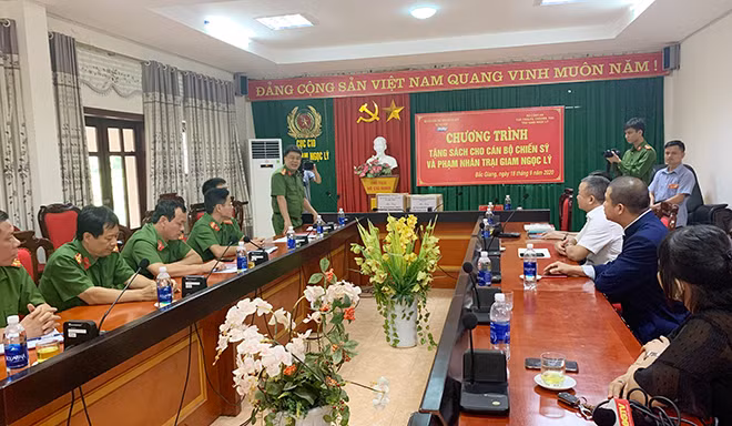 Đại tá Lã Văn Mỹ, Giám thị Trại giam Ngọc Lý phát biểu tại buổi trao tặng sách.