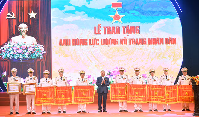 Thủ tướng Nguyễn Xuân Phúc trao danh hiệu Anh hùng lực lượng vũ trang nhân dân cho 8 tập thể và 2 cá nhân xuất sắc