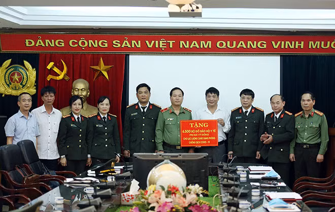 Ban Biên tập Báo CAND, đại diện lãnh đạo Cục Y tế, Cục Quản lý Xuất nhập cảnh, Công an TP Hà Nội với nhà tài trợ.