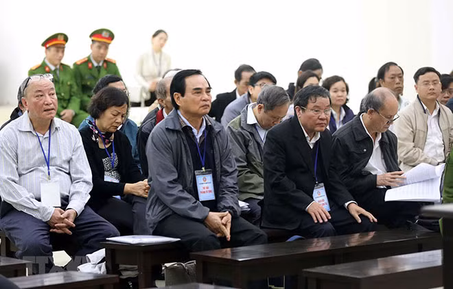 Các bị cáo tại phiên xử.