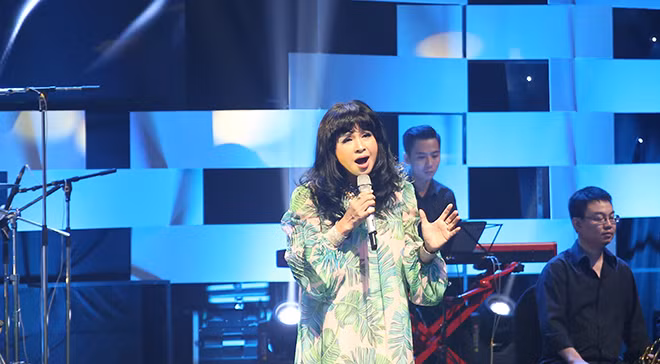 NSƯT Thanh Lam biểu diễn ca khúc “Để gió cuốn đi” của nhạc sĩ Trịnh Công Sơn.