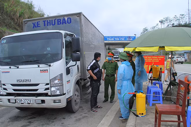 Công an tuyên truyền, vận động về phòng, chống dịch COVID-19 cho chủ điều khiển phương tiện.