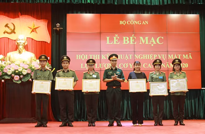 Thiếu tướng Lê Xuân Trường, Phó trưởng Ban Cơ yếu Chính phủ trao Bằng khen của Bộ Công an cho 6 cá nhân toàn năng.