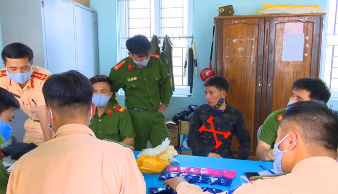 Đối tượng Vi Văn Pàng (dấu X) và tang vật vụ án.