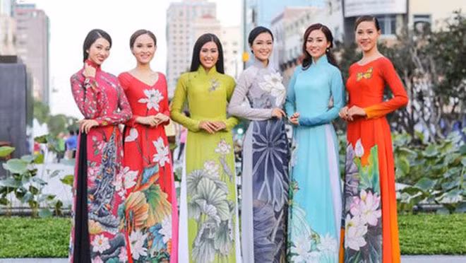 Trang phục áo dài tôn vinh vẻ đẹp dịu dàng, nền nã của người phụ nữ Việt.