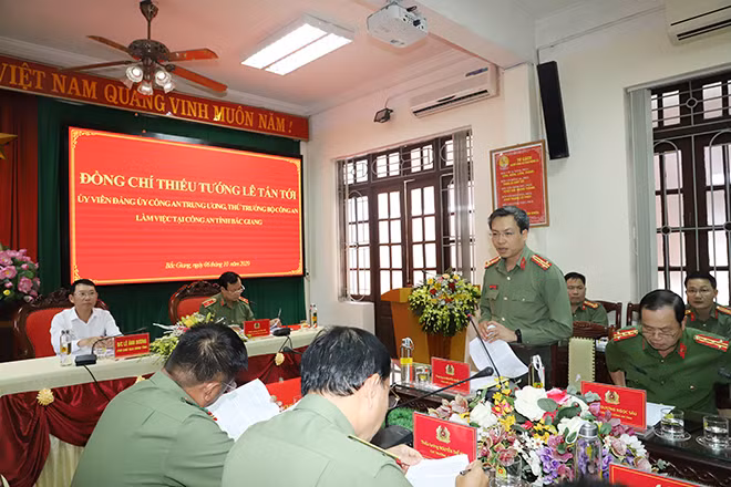 Thượng tá Nguyễn Quốc Toản, Giám đốc Công an tỉnh Bắc Giang báo cáo tình hình kết quả thực hiện công tác đảm bảo ANTT, viễn thông, cơ yếu...trong 9 tháng đầu năm 2020.