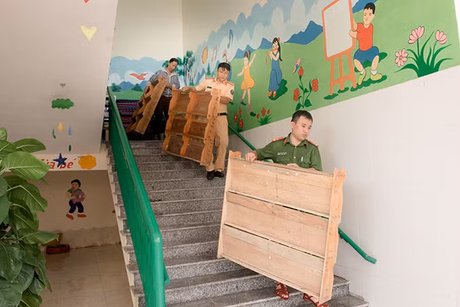 Vận chuyển trang thiết bị dạy học về vị trí cũ
