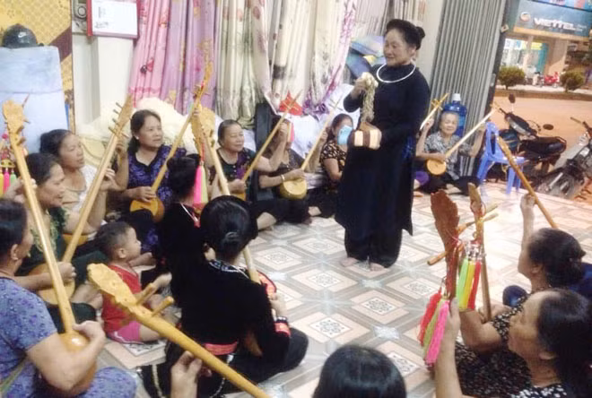 Nghệ nhân Ưu tú Nguyễn Thị Bông (đứng) truyền dạy hát then cho hội viên CLB Cẩu Pung.