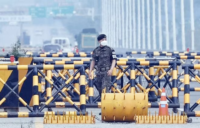 Binh sĩ Hàn Quốc làm nhiệm vụ tại một điểm kiểm tra an ninh gần khu công nghiệp chung Kaesong.