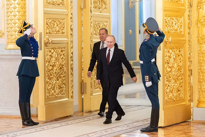 Ông Putin bước vào điện Kremlin.