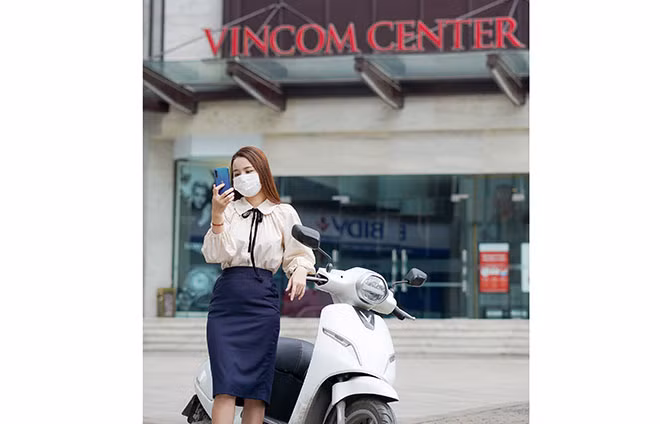 Hiện VinAI đang phối hợp với Vsmart triển khai công nghệ nhận diện trên điện thoại, cho phép người sử dụng mở khoá bằng khuôn mặt một cách thuận tiện. Hiện VinAI đang phối hợp với Vsmart triển khai công nghệ nhận diện trên điện thoại, cho phép người sử dụng mở khoá bằng khuôn mặt một cách thuận tiện.
