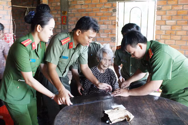 Cán bộ Công an đến tận nhà làm thủ tục cấp căn cước công dân cho người già yếu.