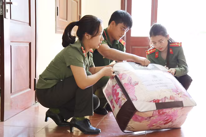 Nhiều chăn ấm được cán bộ, chiến sĩ Công an tỉnh đóng gói cẩn thận để chuyển về miền Trung. Nhiều chăn ấm được cán bộ, chiến sĩ Công an tỉnh đóng gói cẩn thận để chuyển về miền Trung.