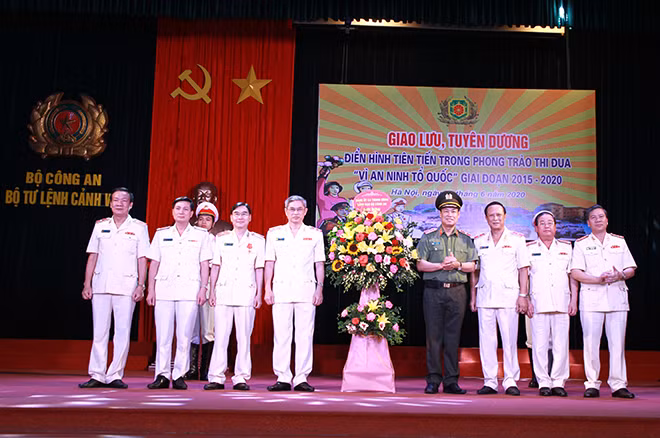 Thứ trưởng Lê Tấn Tới trao lẵng hoa của Đảng ủy Công an Trung ương chúc mừng Bộ Tư lệnh Cảnh vệ.